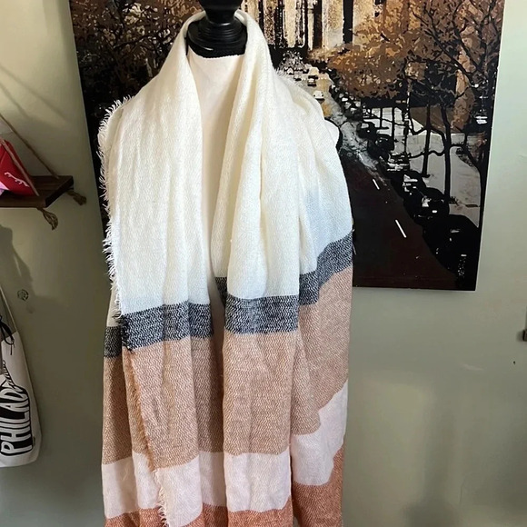 Old Navy oversized wrap around scarf with fringe - Picture 12 of 13